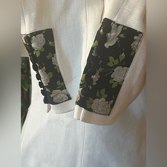 DOLCE & GABBANA White suit with floral details.
Jacket with button closure. - Picture 8 of 16